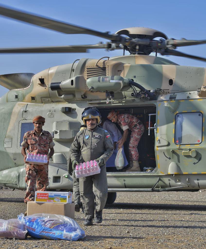 سلاح الجو السلطاني العماني ينفذ طلعات جوية لنقل وتوزيع المؤن في المناطق المتضررة