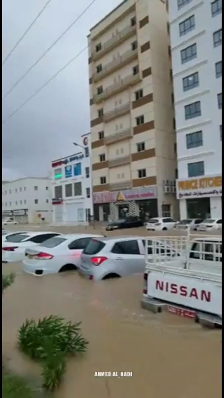 بالصور.. أمطار شديدة ونزول الأودية في العامرات