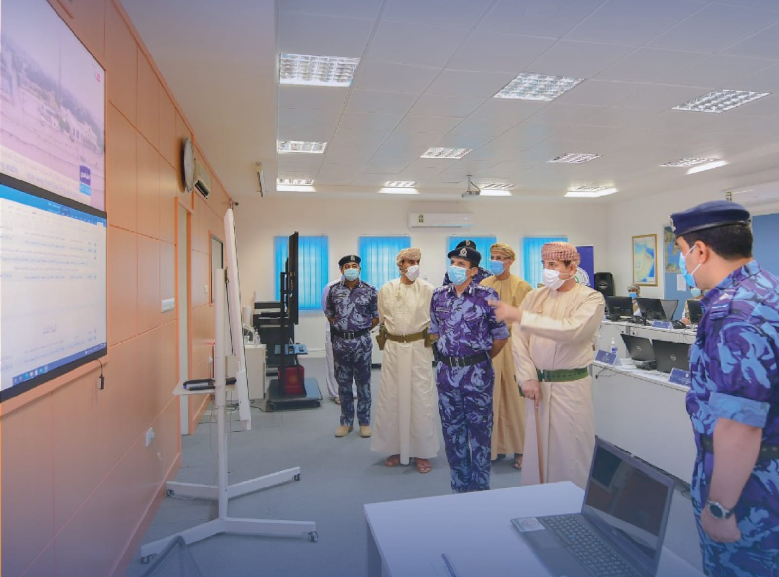 وزير المكتب السلطاني يزور “الوطني للحالات الطارئة”