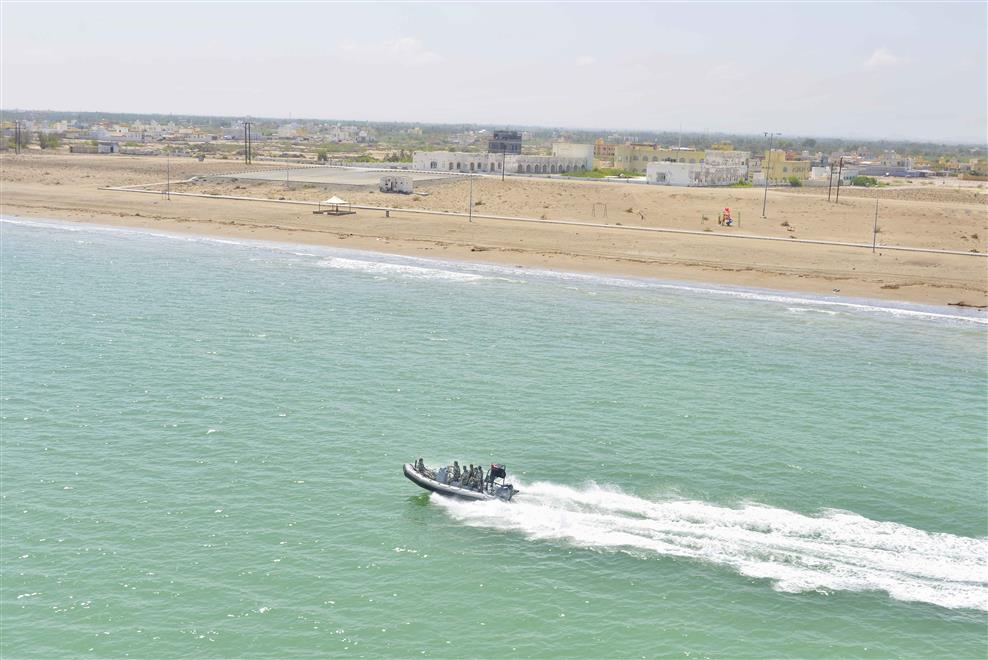 البحرية السلطانية العمانية تقوم بتأمين السواحل المطلة على “شمال الباطنة”