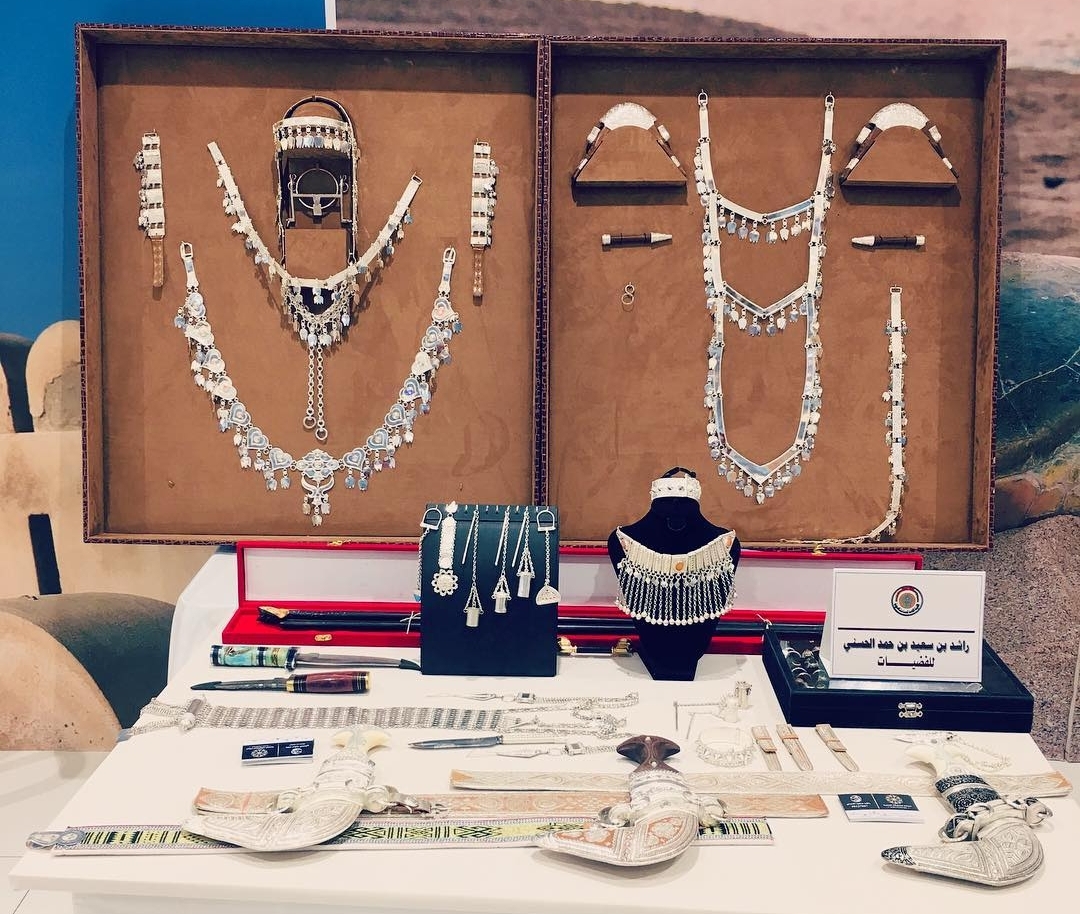 عُماني يبدع في صناعة المشغولات الفضية وهكذا يحافظ على الحرفة من الانقراض