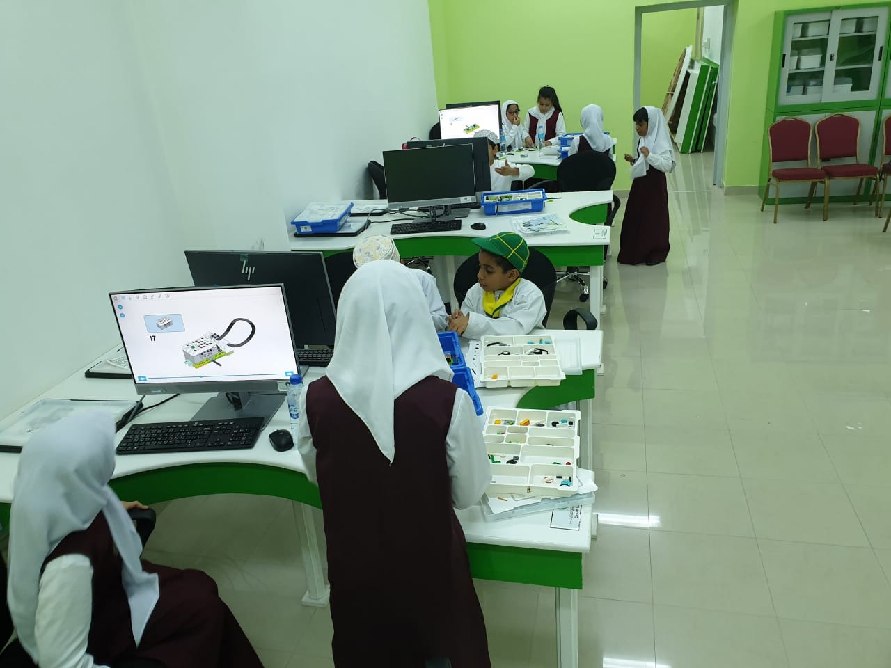 79 طالبا يتنافسون في مسابقة مركز الابتكار والروبوت العلمي بالظاهرة