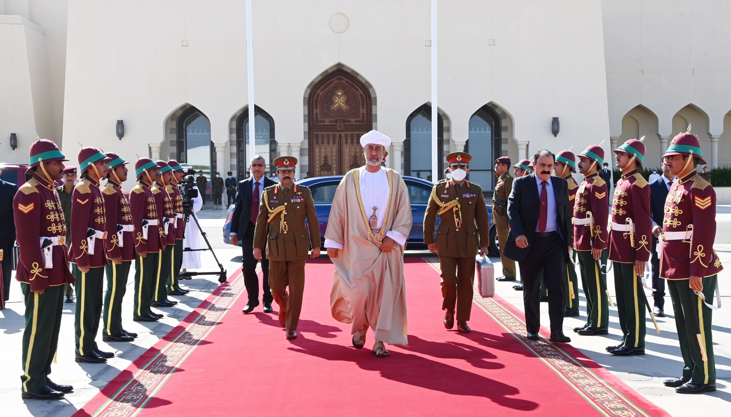 عاجل.. جلالة السلطان يغادر البلاد متجها إلى قطر