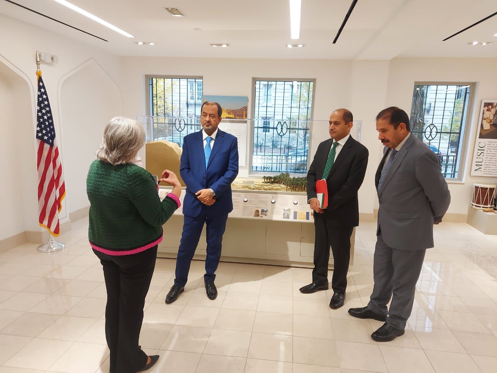 لمناقشة تجهيزات الملتقى الصحفي العماني الأمريكي.. وفد “الصحفيين العمانية” يلتقي سفيرنا في واشنطن