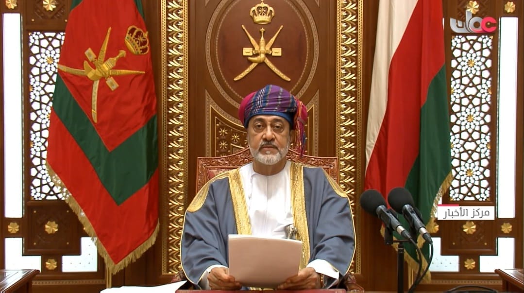 جلالة السلطان: نهيب بأبنائنا وبناتنا ضرورة التمسك بالمبادئ والاعتزاز بالهوية