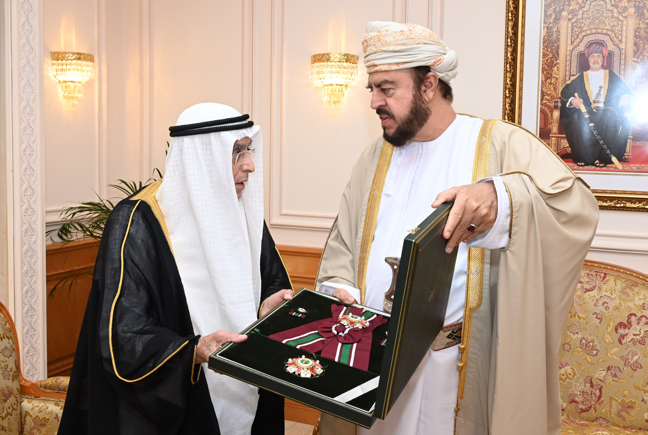 جلالة السلطان يتفضل بمنح وسام التكريم لرئيس الصندوق العربي للإنماء الاقتصادي سابقا