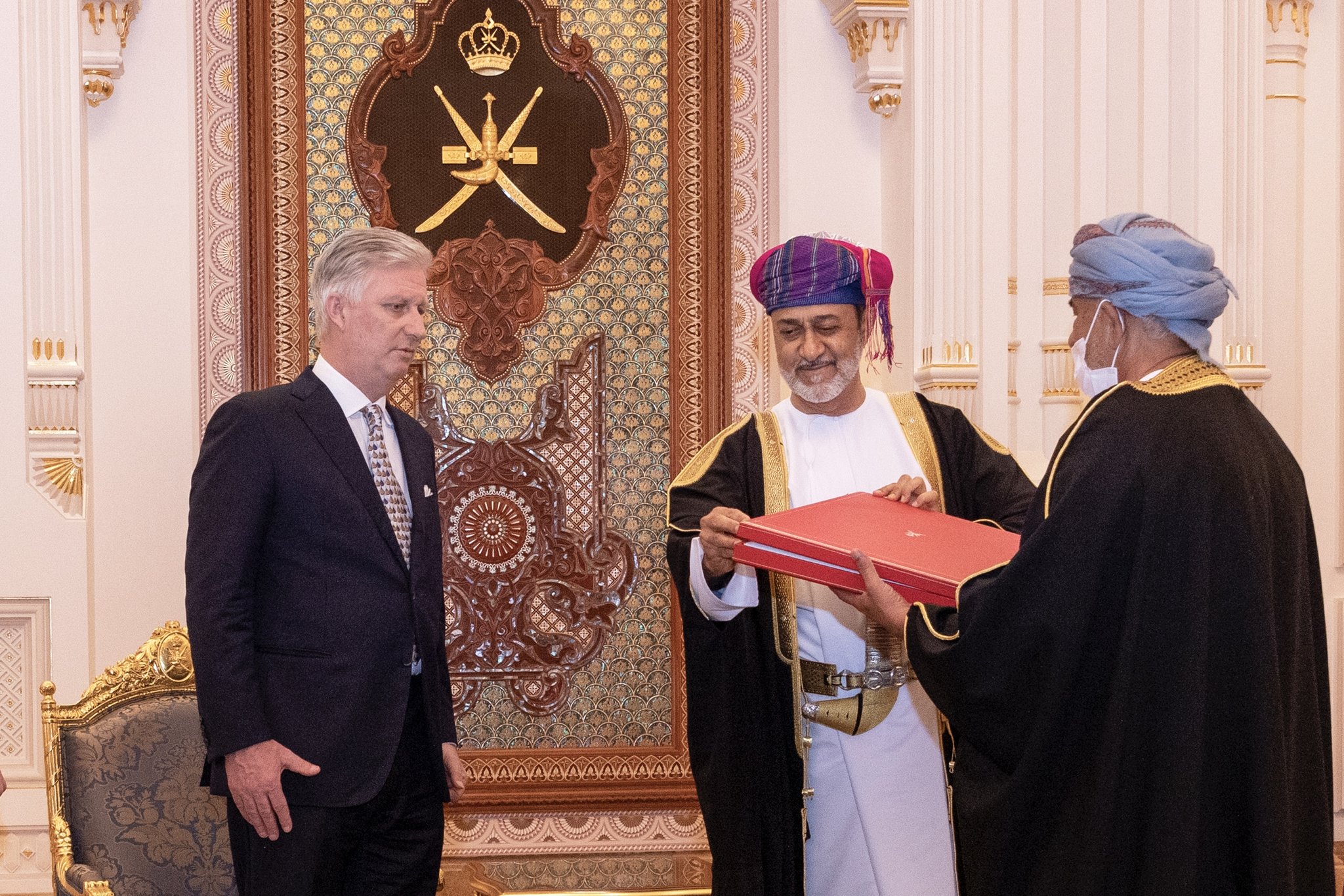 جلالة السلطان المعظم يمنح ملك البلجيكيين وساما