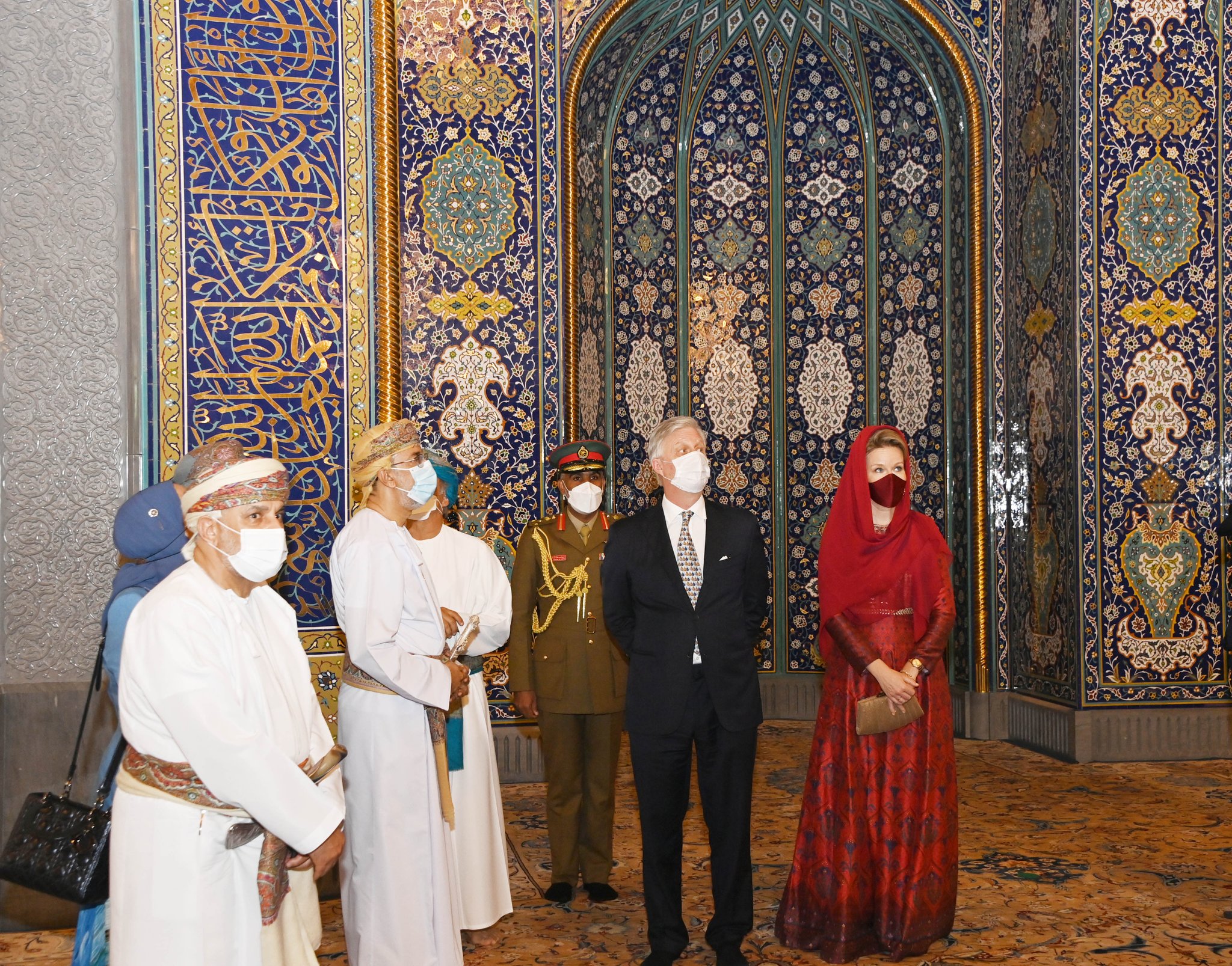 بالصور.. ملك البلجيكيين وقرينته يزوران جامع السلطان قابوس الأكبر