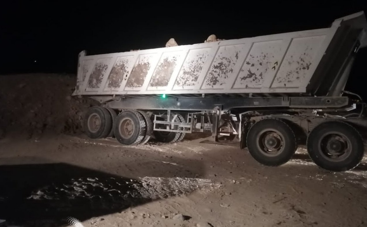 ضبط شركة تقوم بجرف ونقل التربة في الليل بدون تصريح