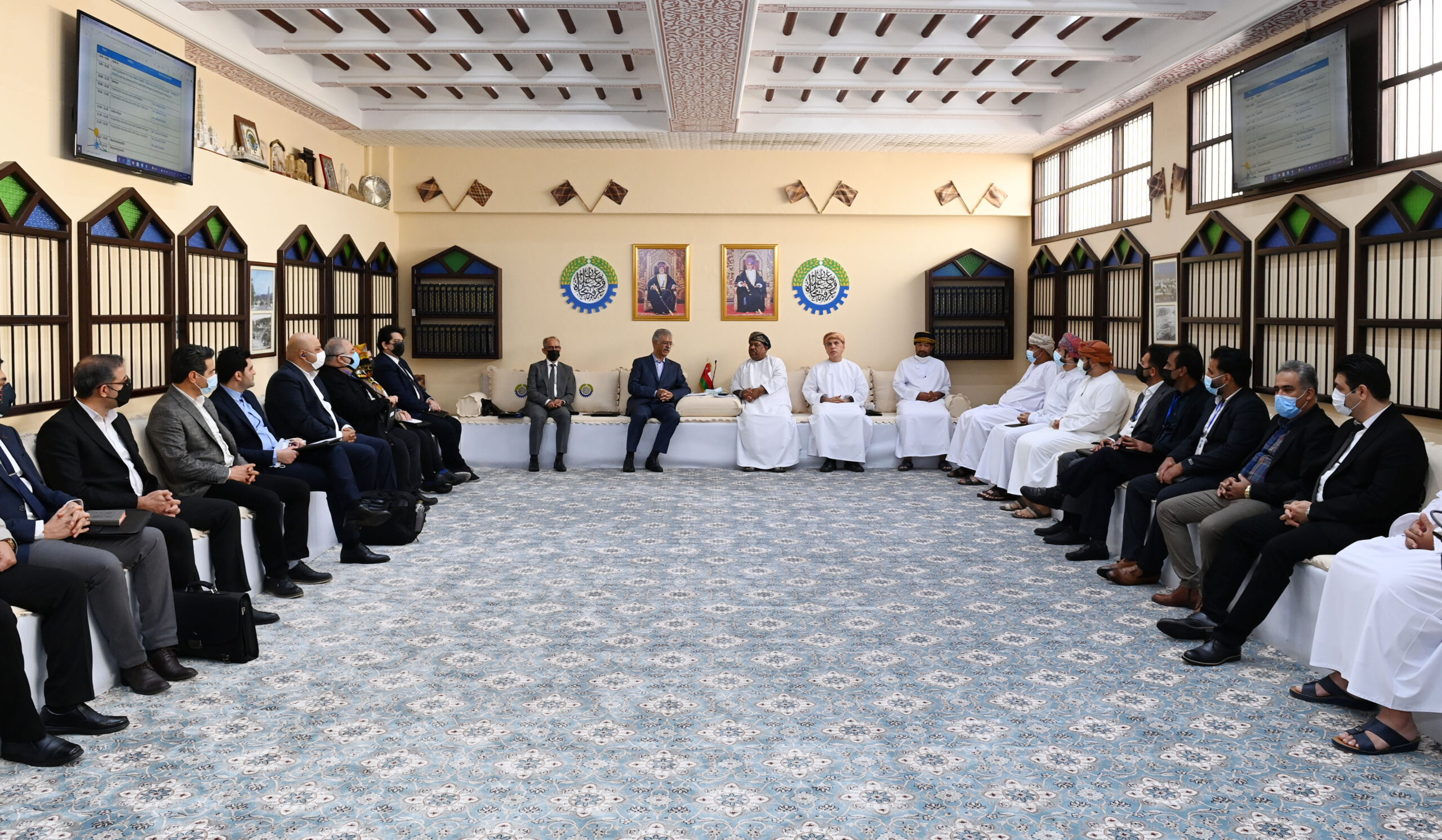 سلطنة عمان وإيران تبحثان تعزيز التعاون التجاري والاستثماري