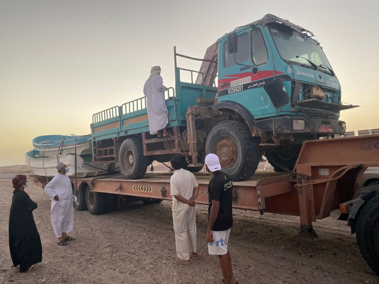 دون ترخيص.. ضبط 8 قوارب وشاحنة محملة بشباك التحويط في جعلان بني بو علي