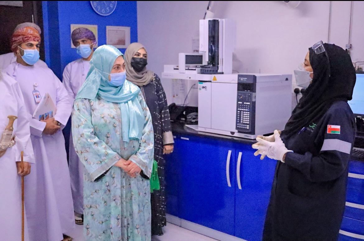 المحروقية تتفقد المشاريع البحثية في جامعة صحار