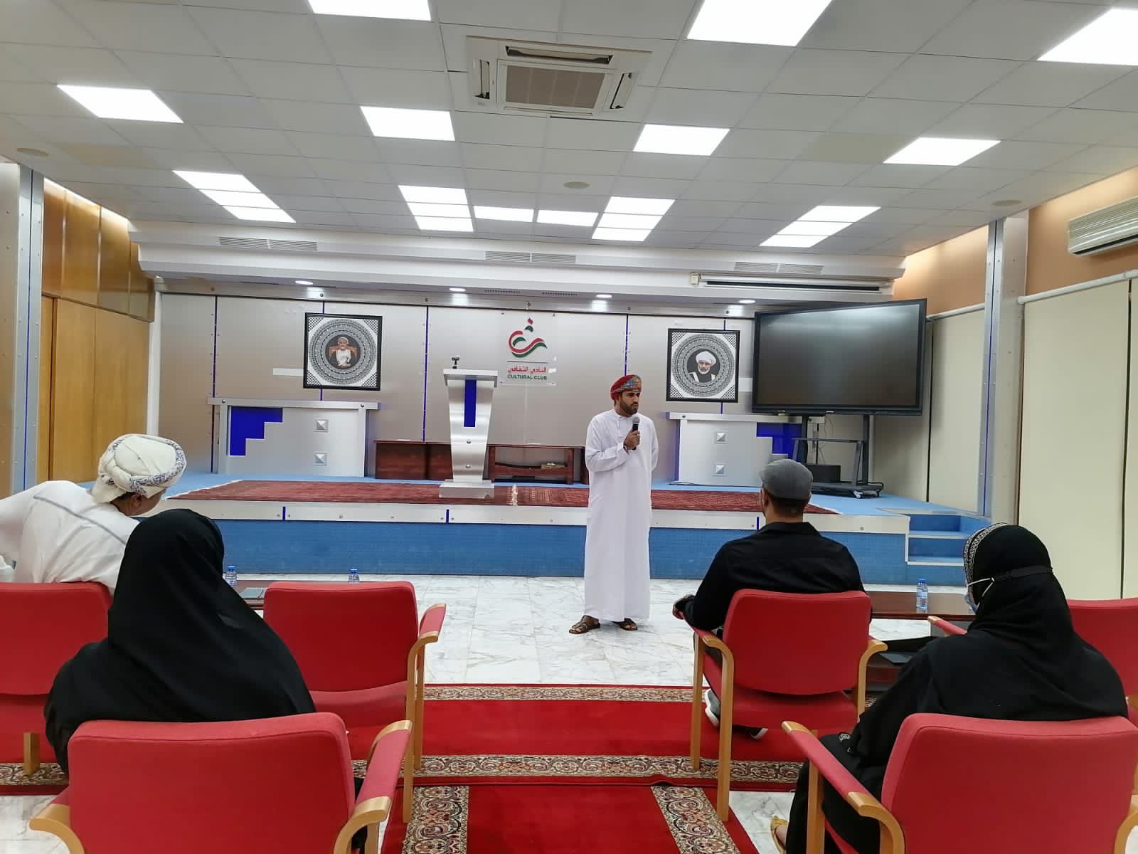 بالصور..النادي الثقافي يدشن أولى برامج العيادات الفنية لتطوير مهارات الموهوبين