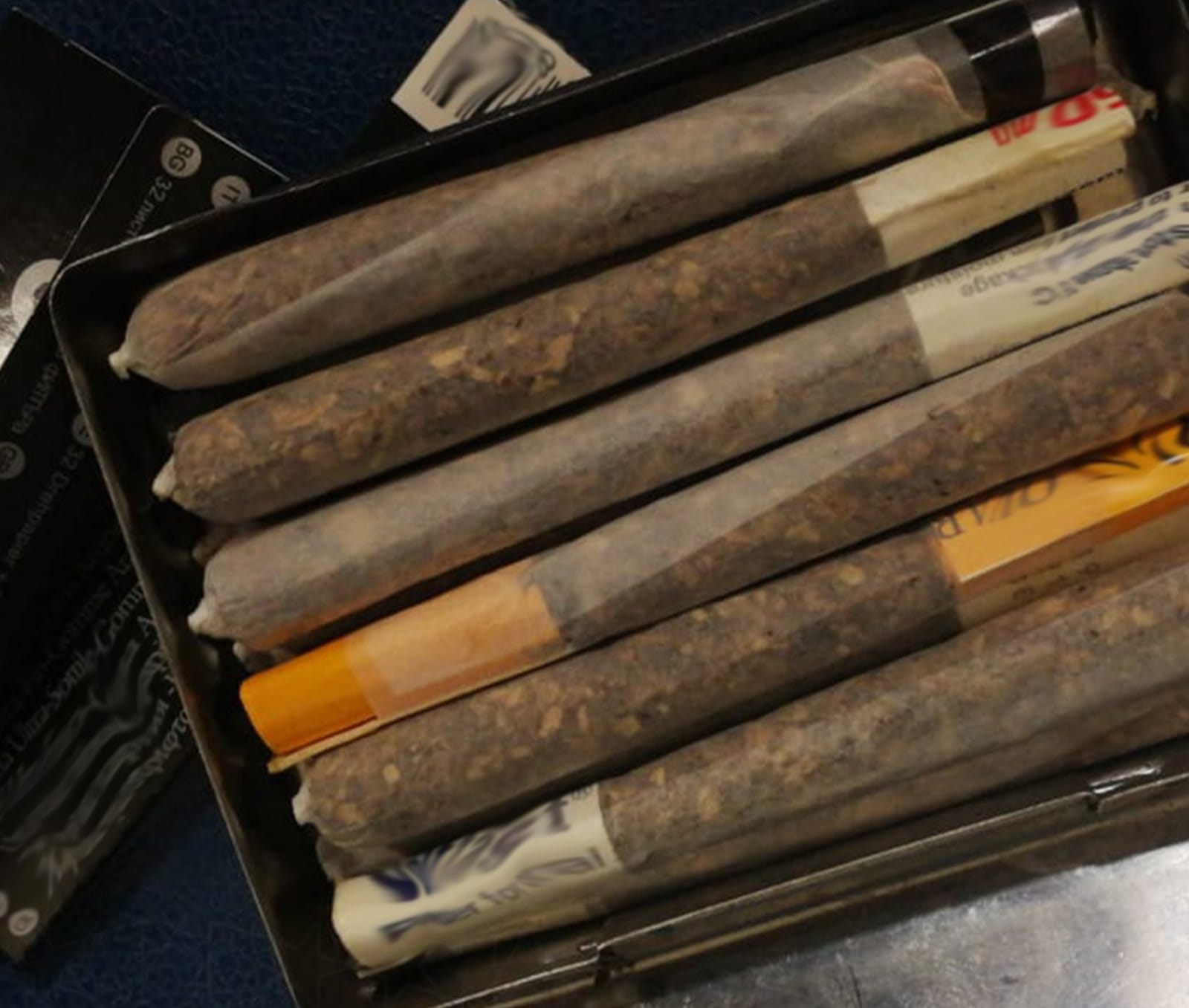 ضبط لفائف من مخدر الحشيش مع مسافر في منفذ الربع الخالي