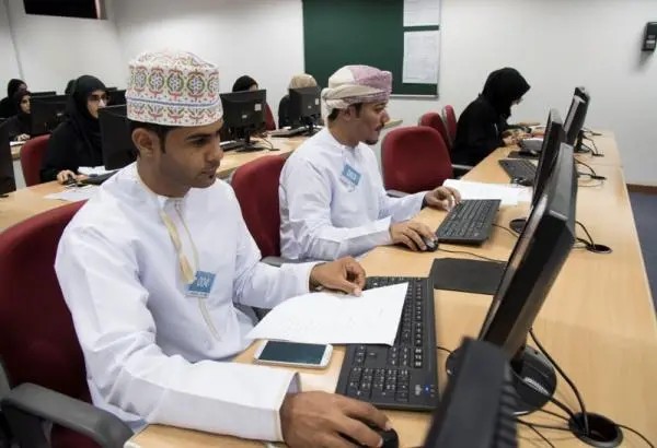 عددهم يتجاوز 270 ألفا.. كم تبلغ مرتبات العمانيين العاملين في القطاع الخاص؟