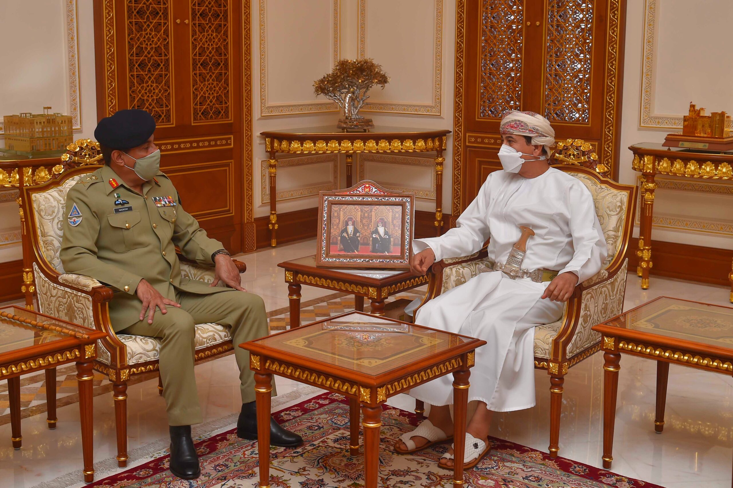 وزير المكتب السلطاني يناقش تعزيز التعاون مع رئيس هيئة الأركان الباكستانية
