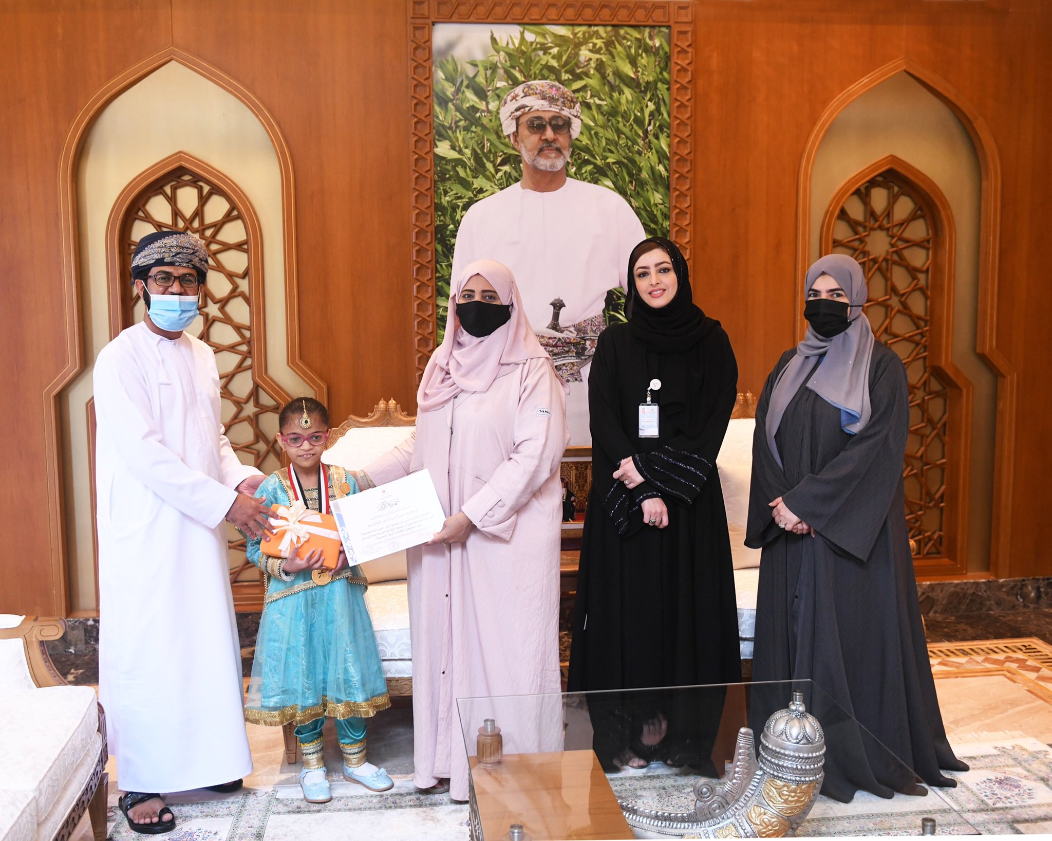 ‏وزيرة “التنمية الاجتماعية” تكرم طفلة عمانية فازت في مسابقة عربية
