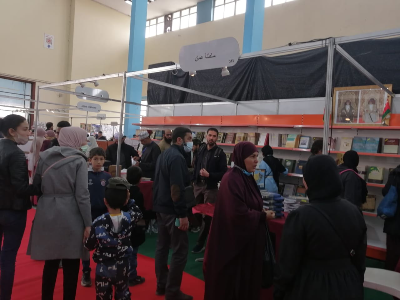 جناح سلطنة عُمان يشهد إقبالا كبيرا بمعرض الكتاب بالجزائر