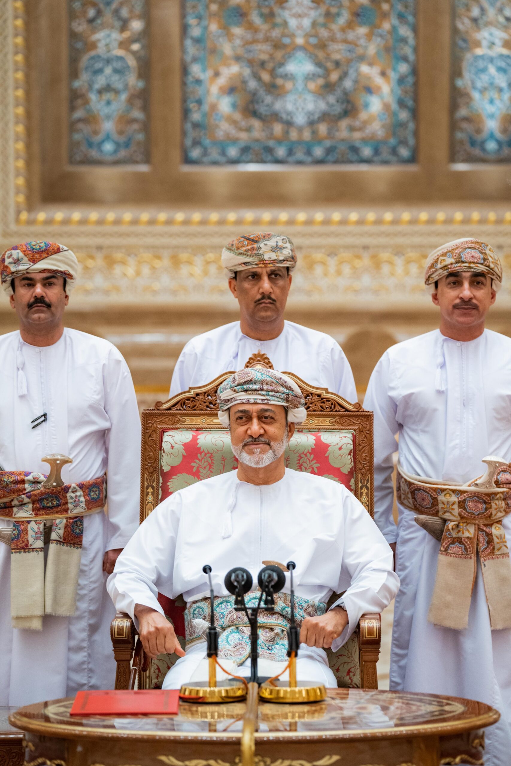 جلالة السلطان: نحن عرضة لغلاء المعيشة ووجهنا الحكومة بالأخذ بيد غير القادر