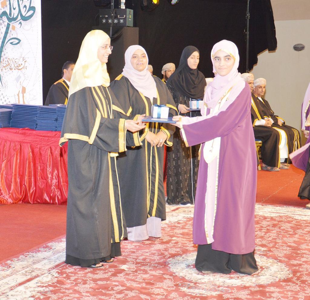 بالصور.. جامعة التقنية و العلوم التطبيقية بإبراء تحتفل بتخريج أكثر من ألف خريج و خريجة 