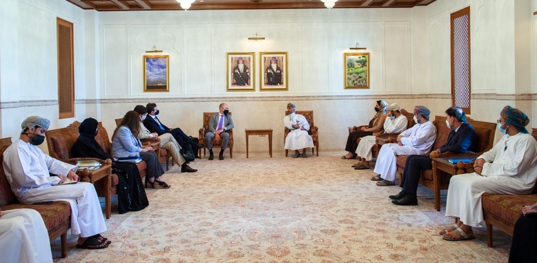 مناقشة أوجه التعاون بين جامعتي السلطان قابوس وجنوة الإيطالية