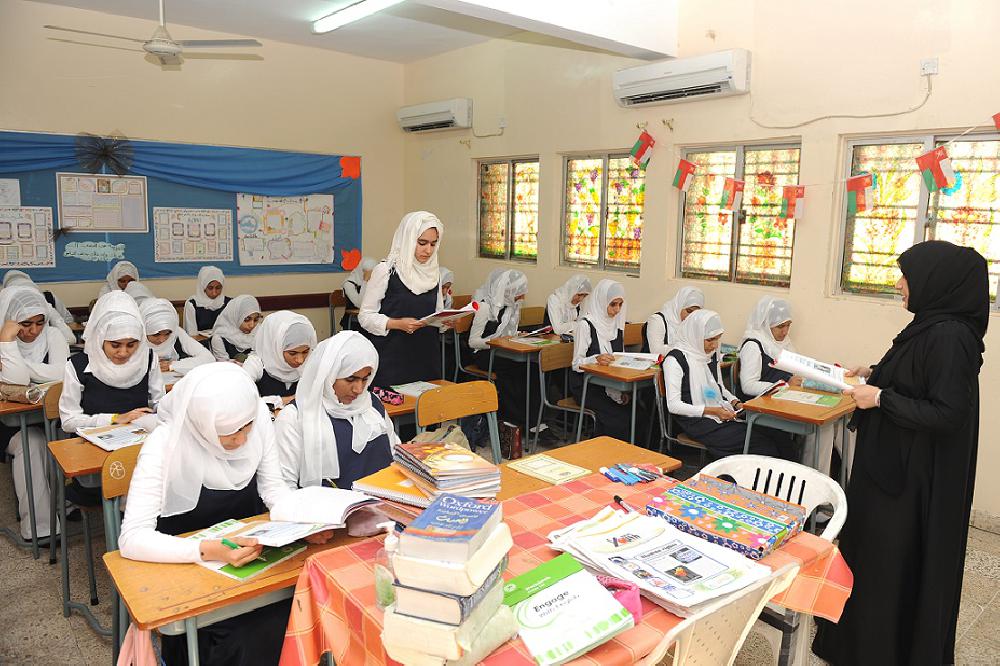 عمانية تنشر بحثا علميا عن الرضا الوظيفي وأثره في أداء المعلمين.. ما نتائجه؟