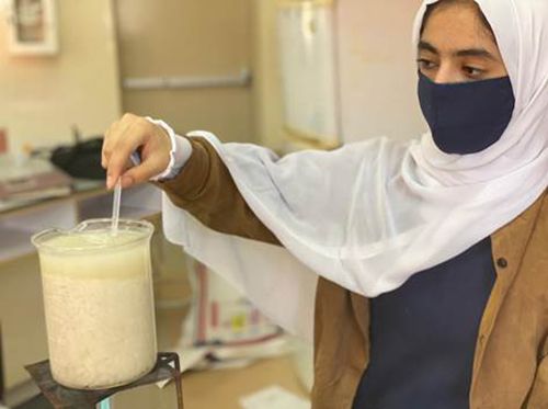 طالبة عمانية تتمكن من اختراع نوع جديد من البلاستيك الحيوي