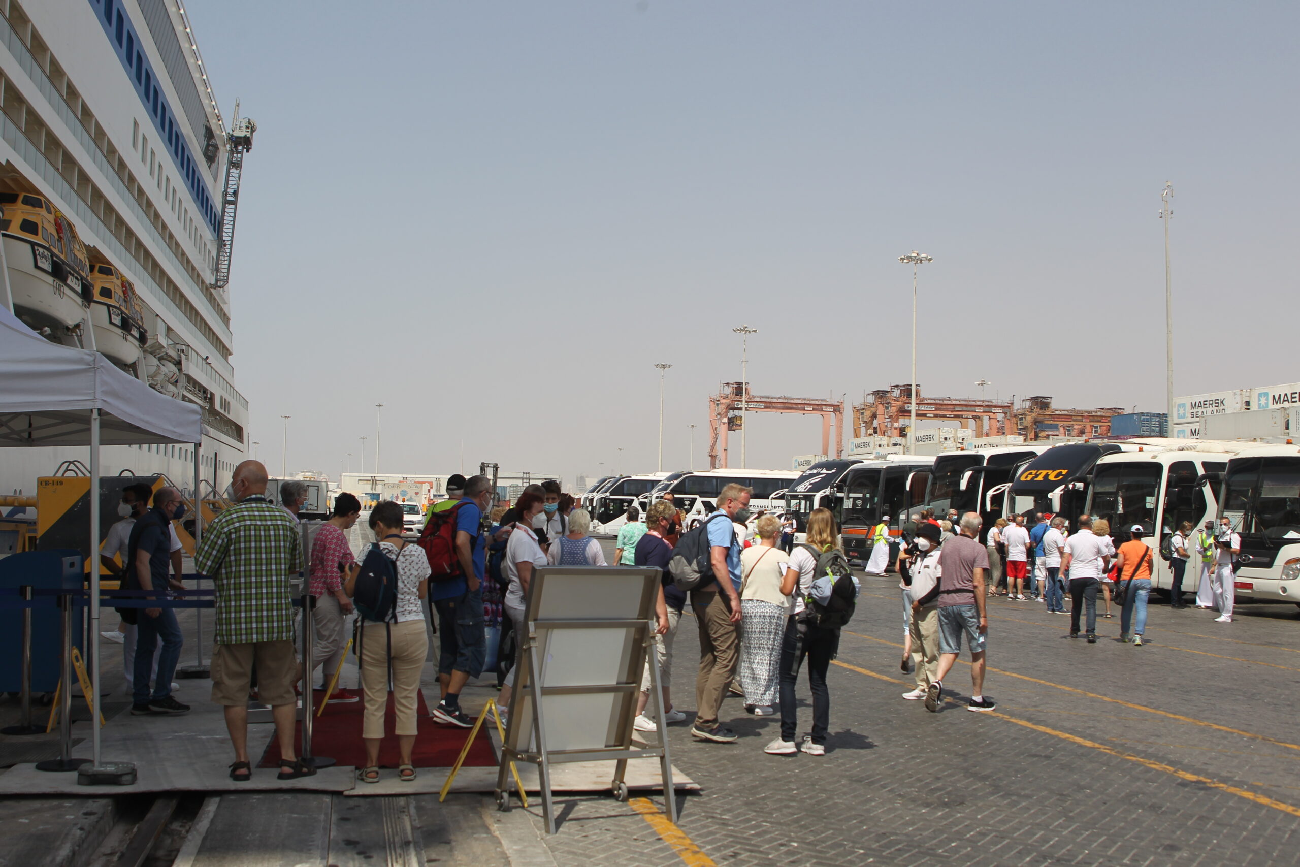 ميناء صلالة يستقبل سفينة سياحية على متنها 979 سائحا