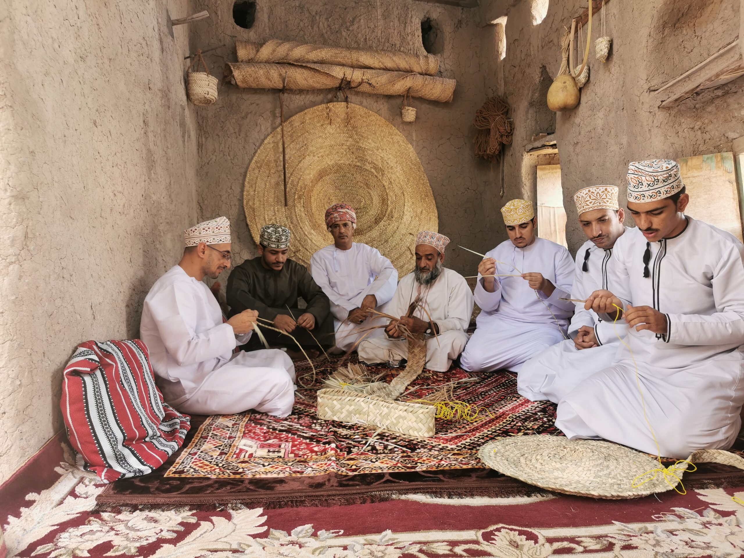 عماني يحترف “السعفيات” لأكثر من 50 عاما.. هكذا يستفيد منه أبناء ولايته