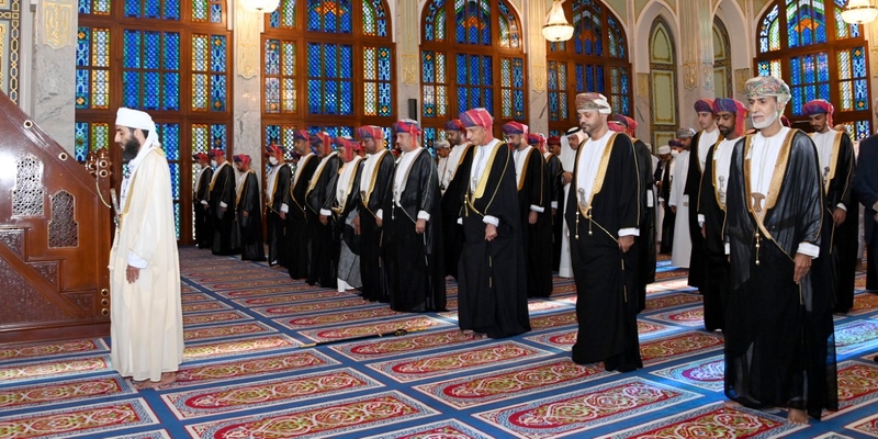 السيد فهد يؤدي صلاة عيد الفطر المبارك بمسجد الخور في مسقط