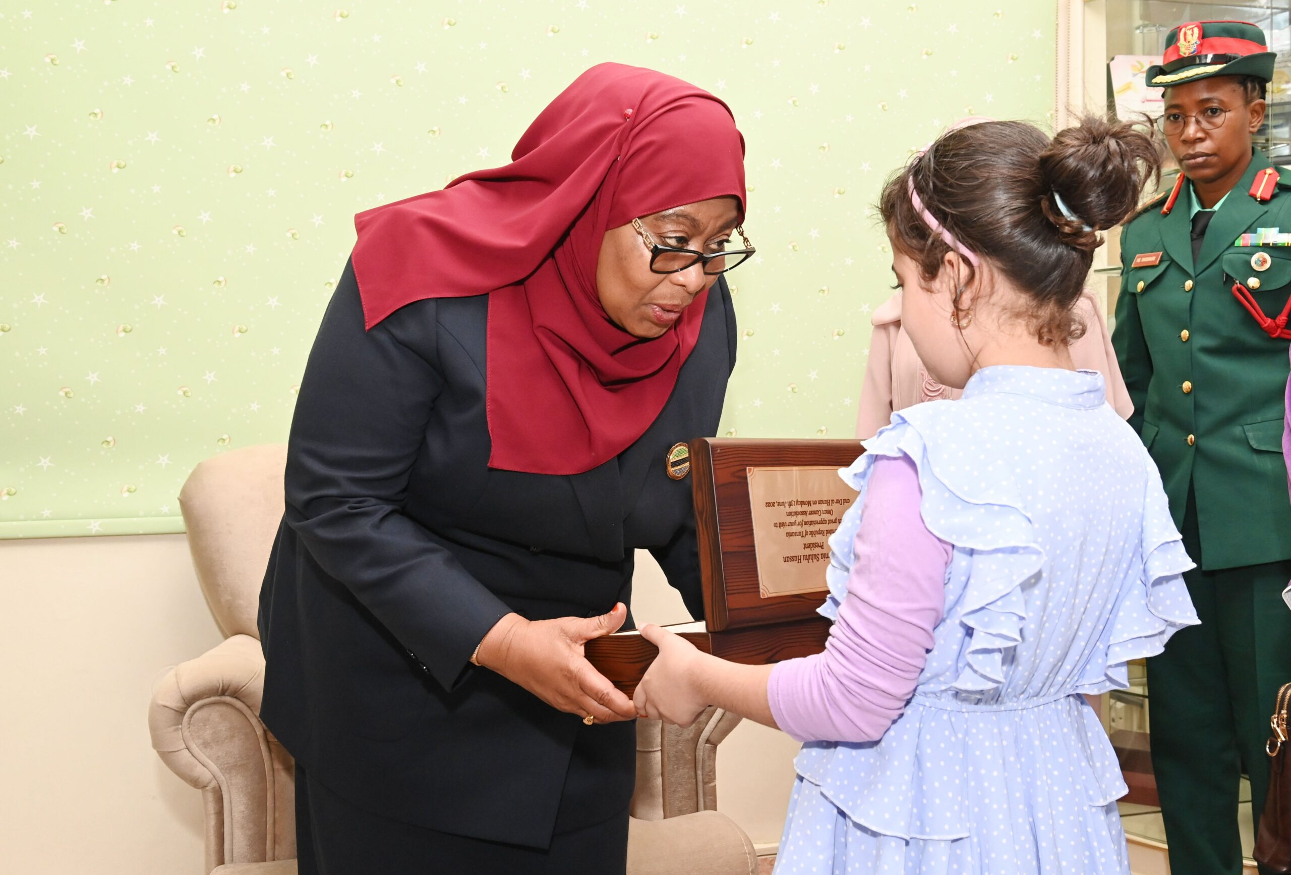بالصور.. الرئيسة التنزانية تزور دار الحنان
