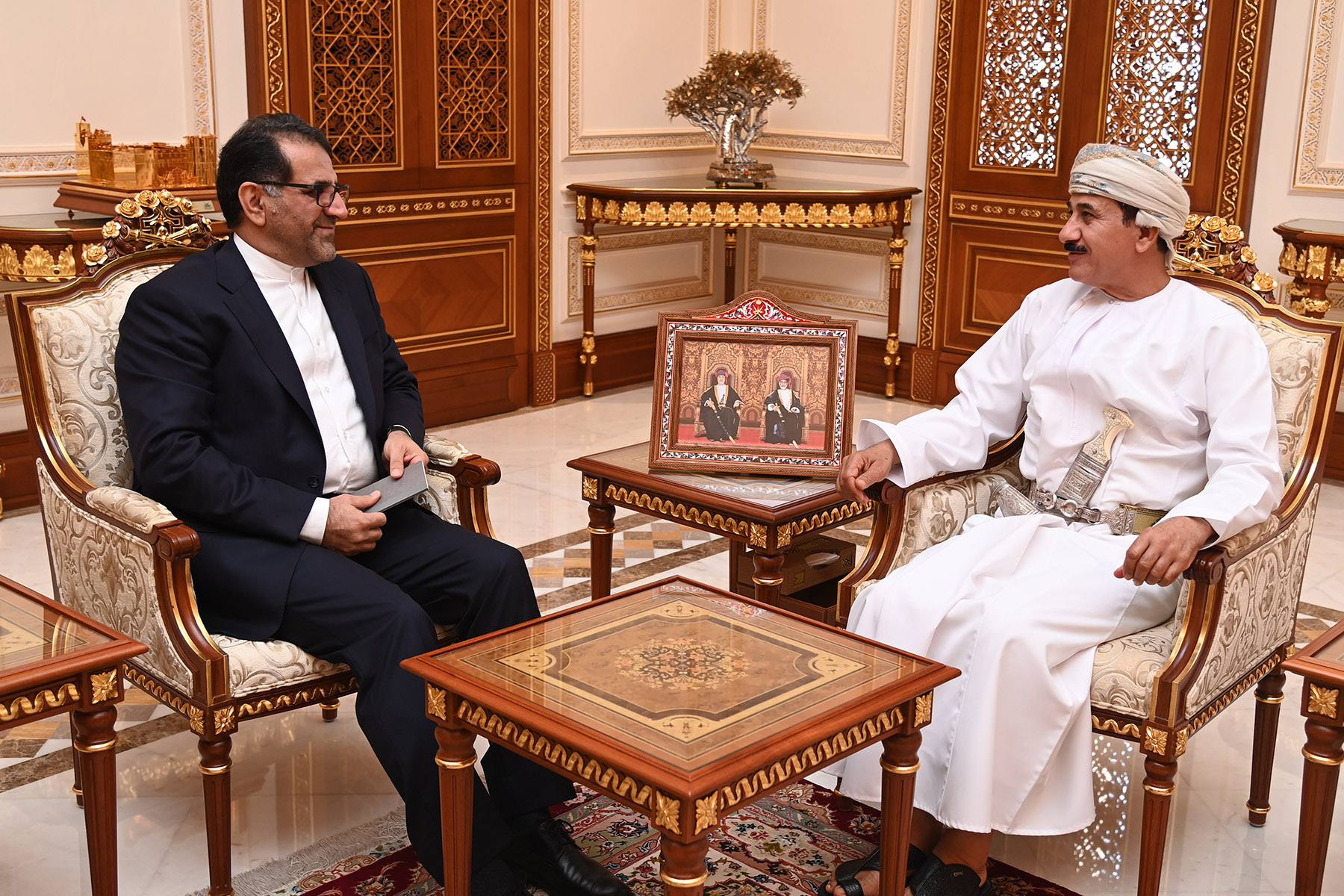 وزير المكتب السلطاني يبحث تعزيز التعاون مع السفير الإيراني