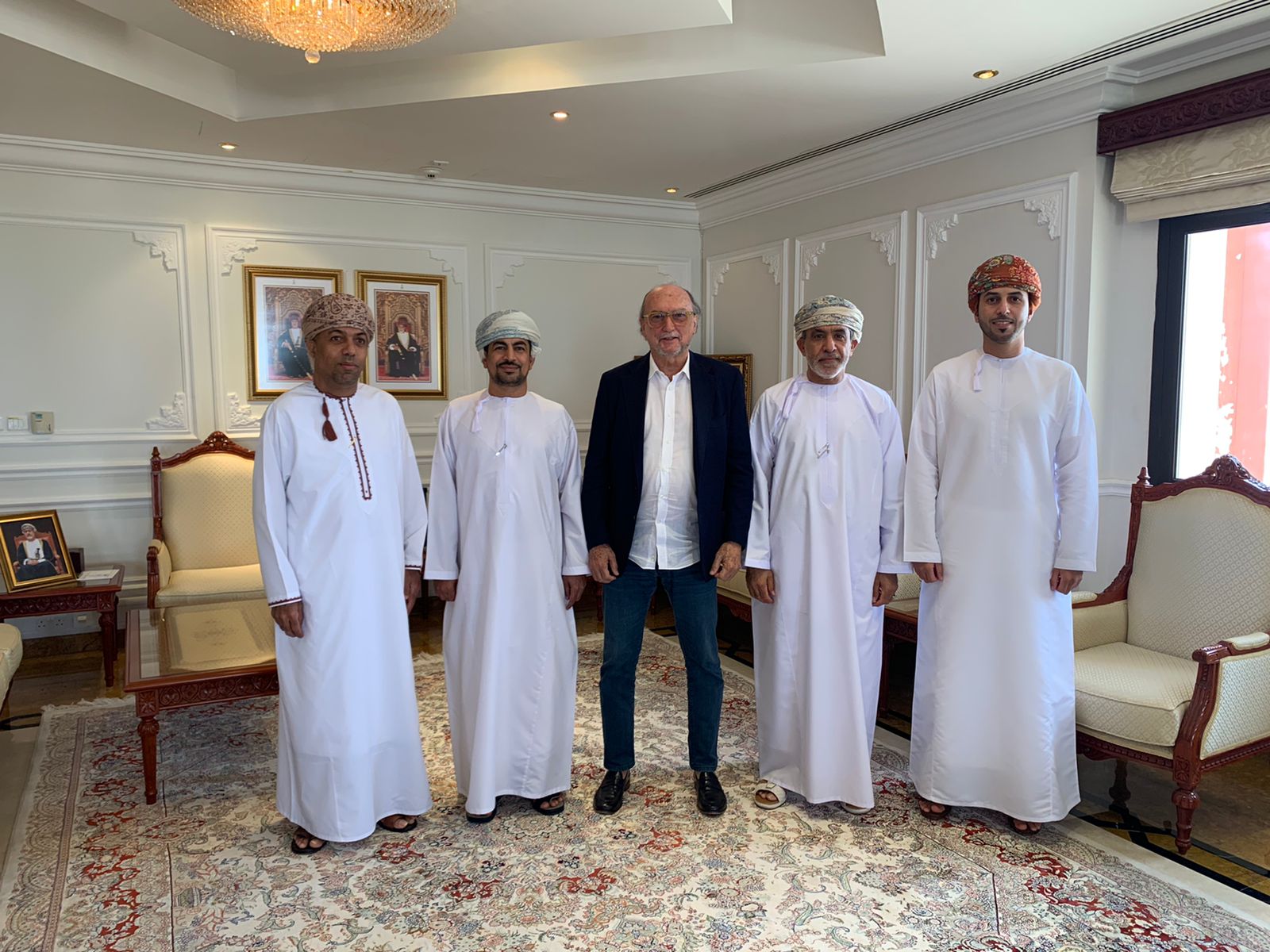 بحثا التعاون المشترك.. “الحراصي” يلتقي رئيس الاتحاد الدولي للصحافة الرياضية