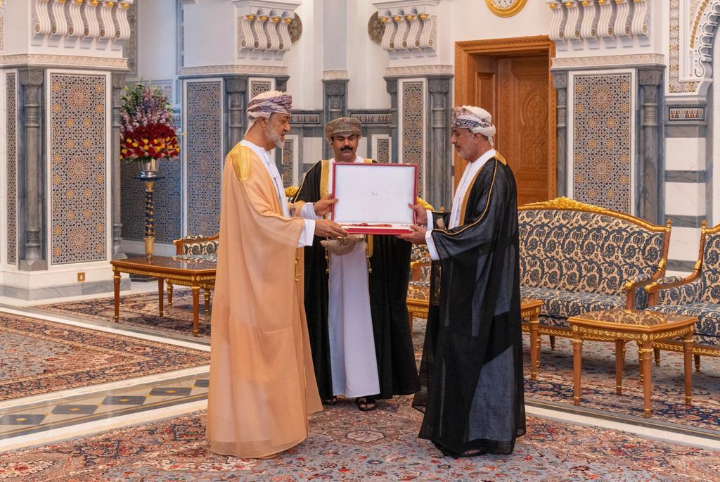 منح وسام عُمان المدني من الدرجة الثانية لرئيس المراسم السُّلطانية السابق