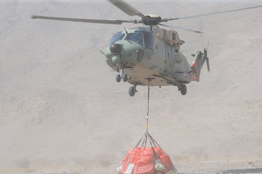 سلاح الجو السلطاني العماني يقوم بعملية نقل مواد استهلاكية