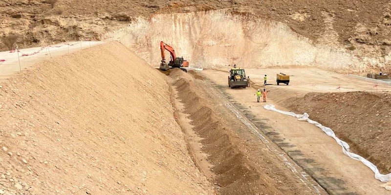 مواصلة الأعمال الإنشائية لسد وادي سرور بـ”ضنك”