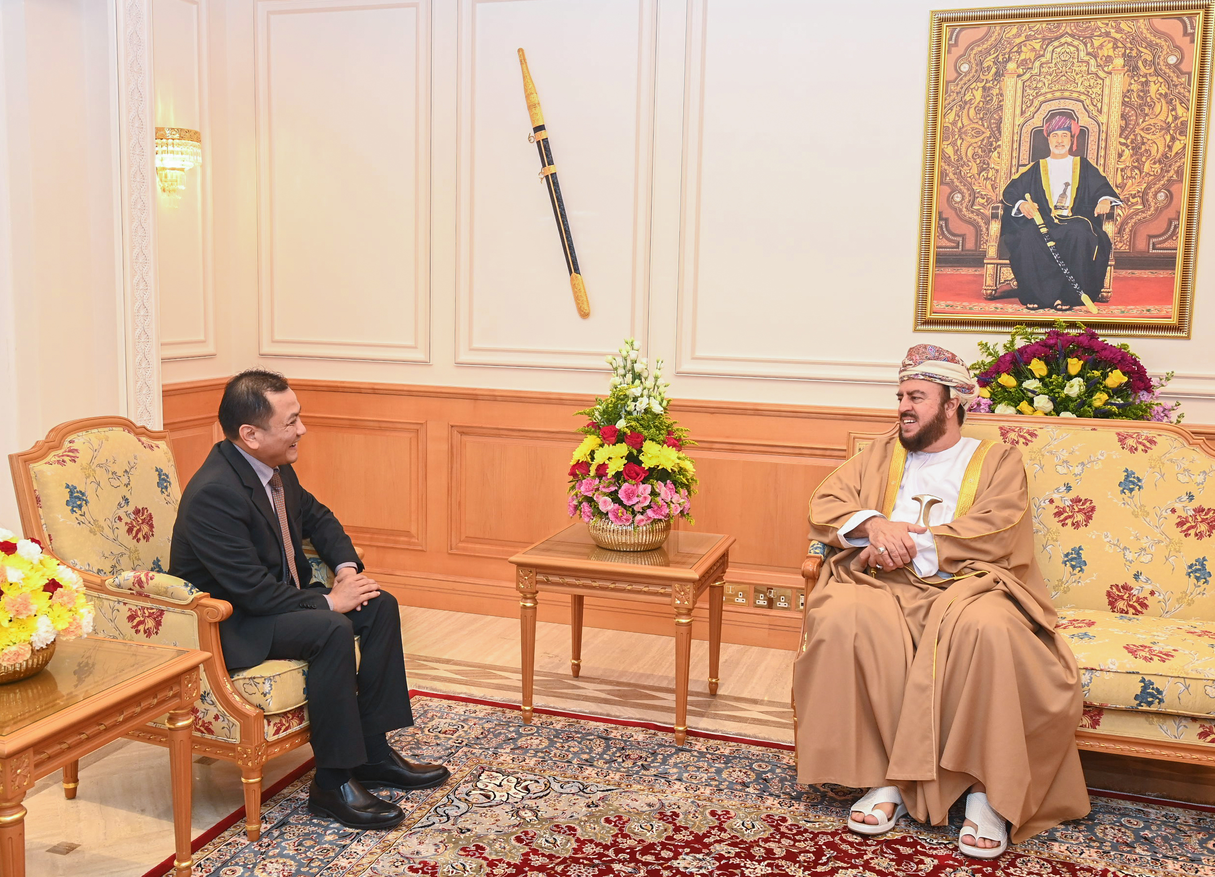 نيابة عن جلالة السلطان.. السيد أسعد بن طارق يودع سفير بروناي دار السلام