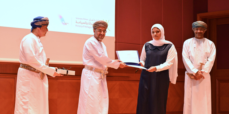 تكريم الطلبة الفائزين في مسابقة دوري منظمة السياحة العالمية