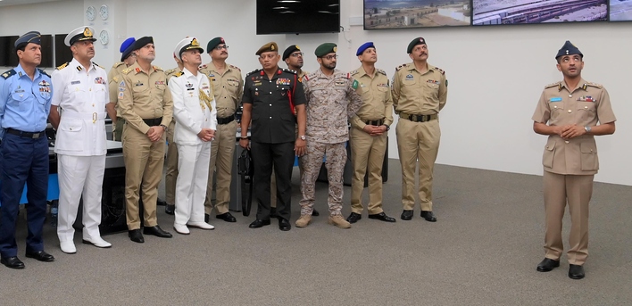 وفد عسكري باكستاني يزور مركز الأمن البحري