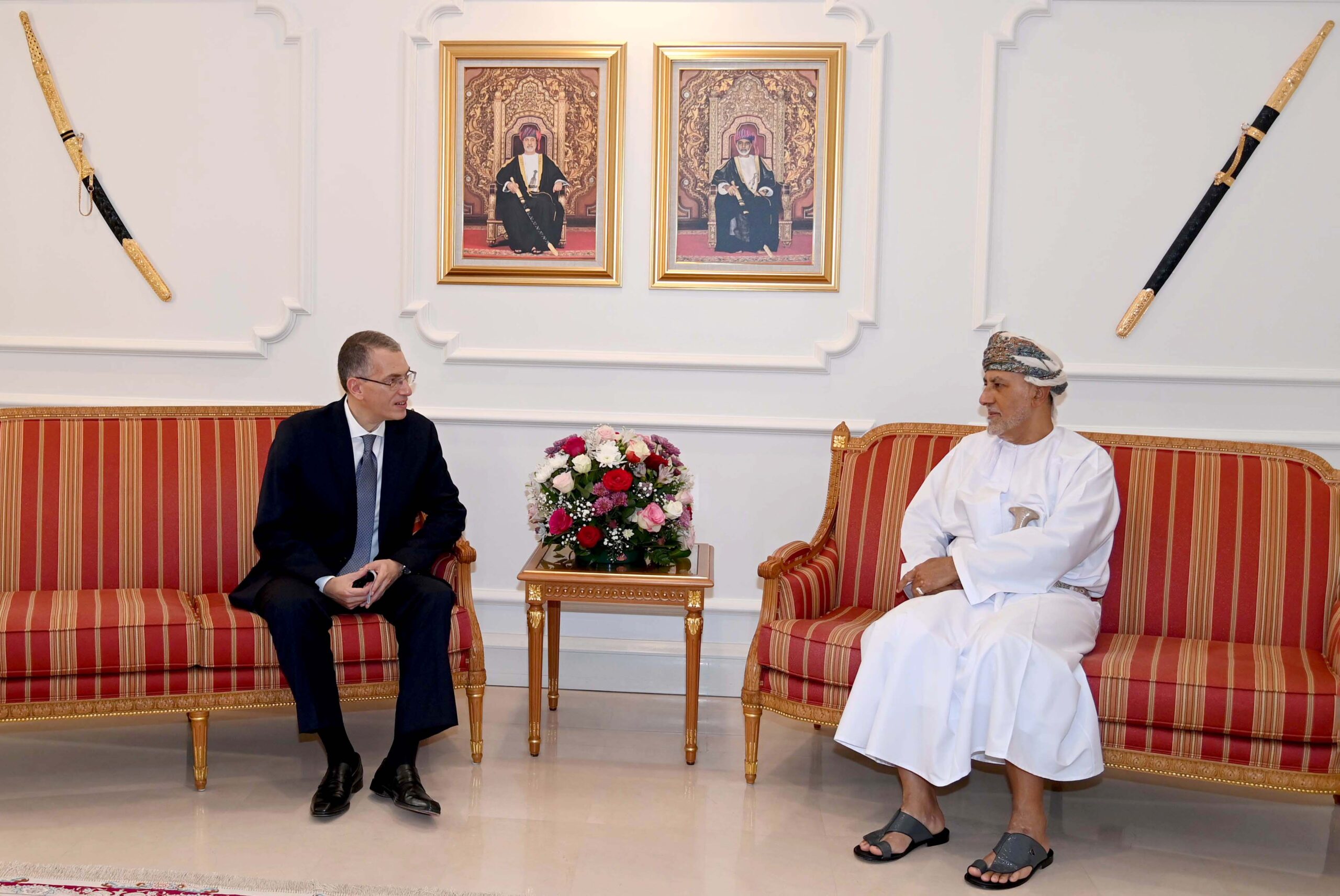 السيد شهاب بن طارق يستعرض العلاقات الثنائية مع السفير المصري