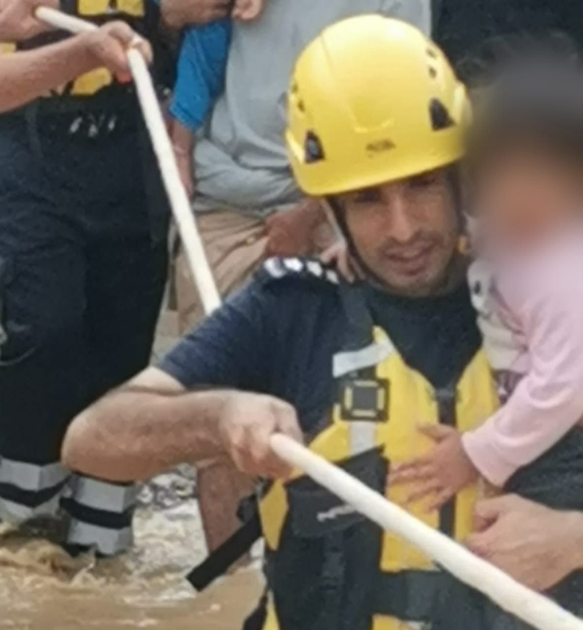 بينهم أطفال.. إنقاذ 4 أشخاص في منزل بإحدى القرى بجبل شمس