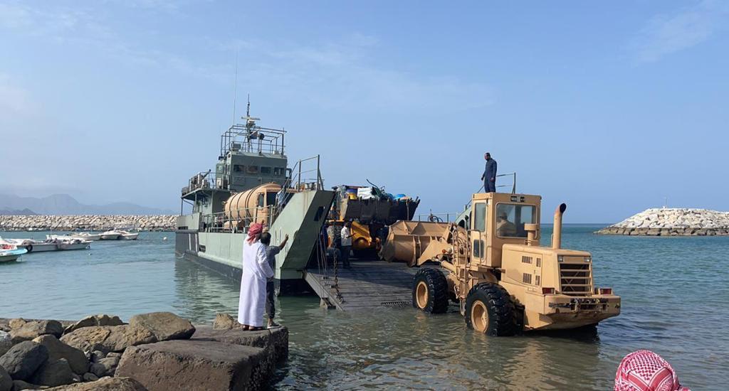 البحرية السلطانية العُمانية تسخر سفن الأسطول لنقل مواد ومعدات متنوعة إلى مسندم