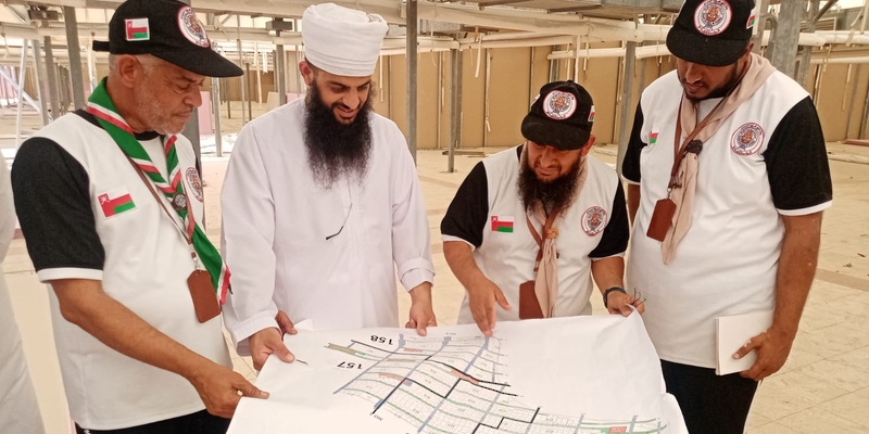 وفود بعثة الحج العُمانية تواصل تقديم خدماتها للحجاج في مكة والمدينة