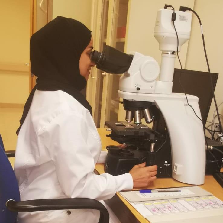 باحثة عُمانية تنجح في التوصل إلى نتائج مبشرة في مجال خلايا السرطان