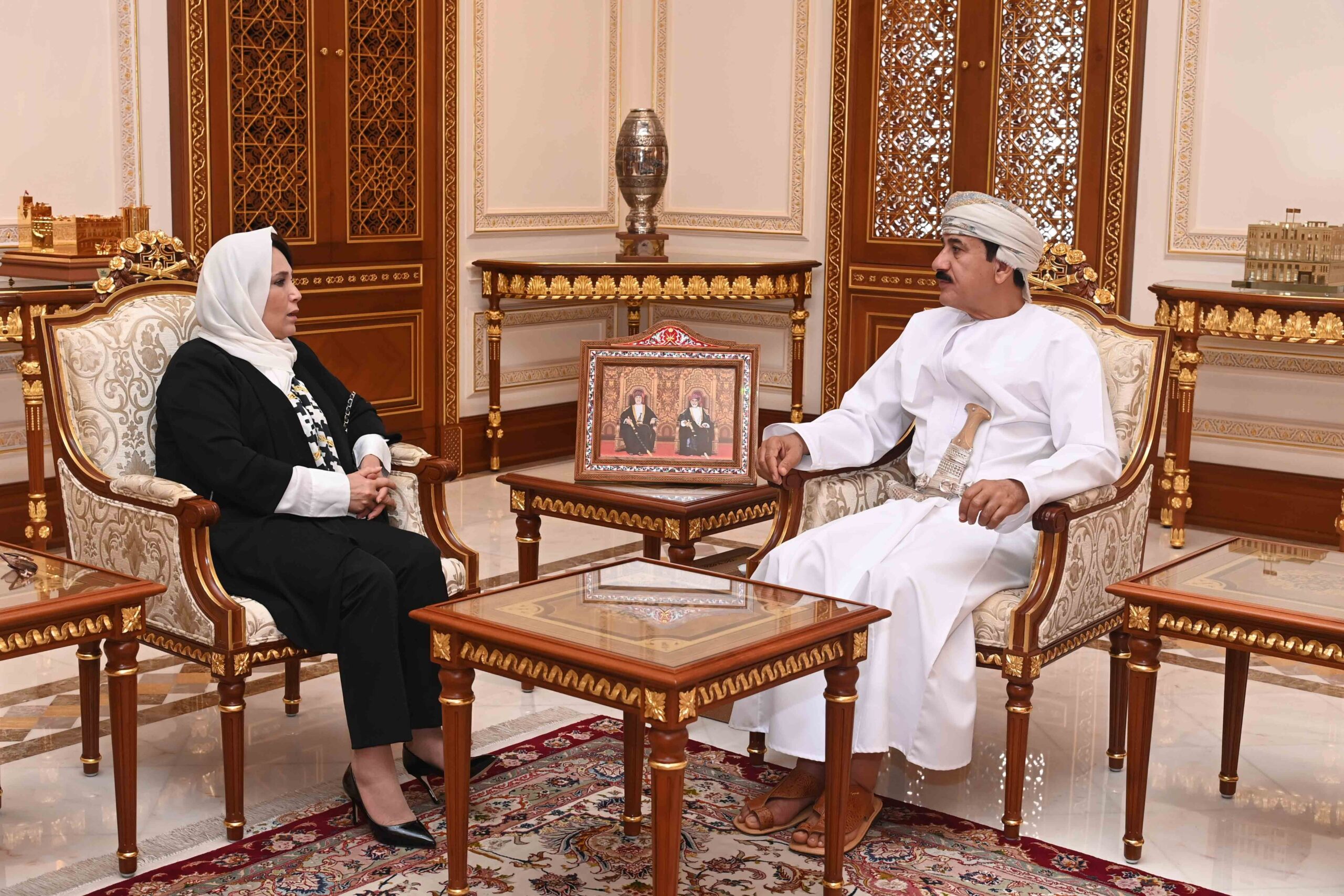وزير المكتب السلطاني يستعرض العلاقات الثنائية مع سفيرة ليبيا