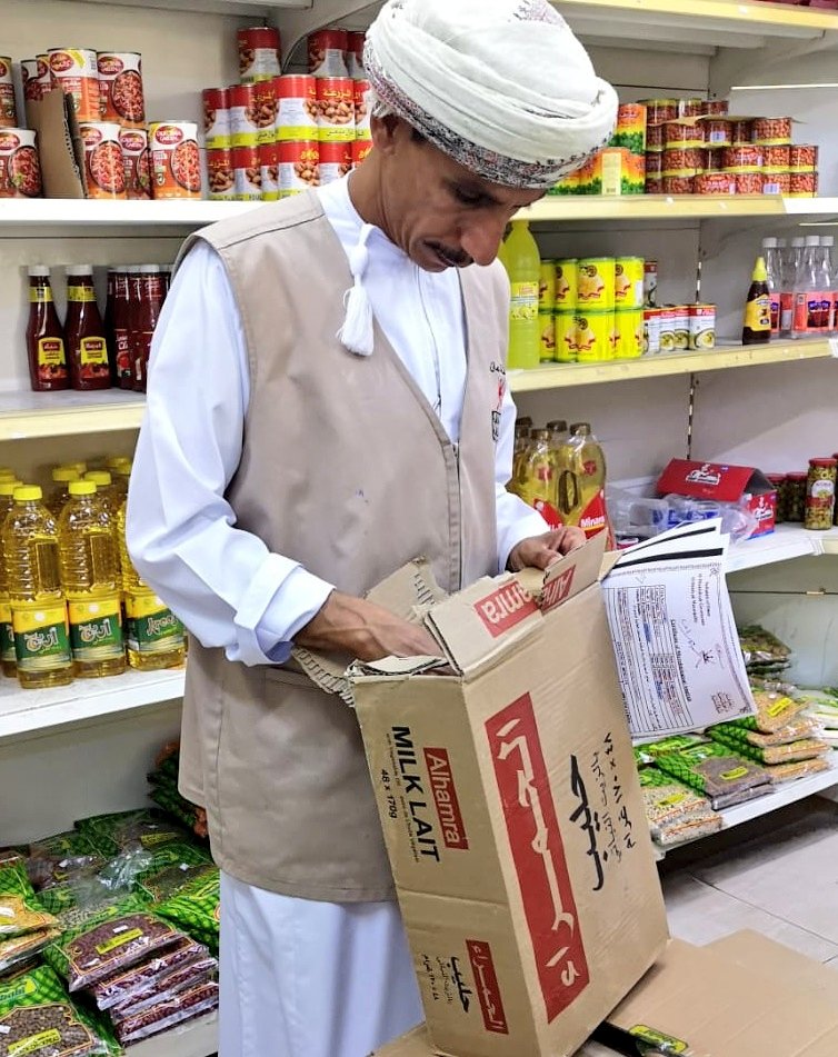بلدية الحمراء تتلف 80 كرتوناً من حليب “الحمراء”