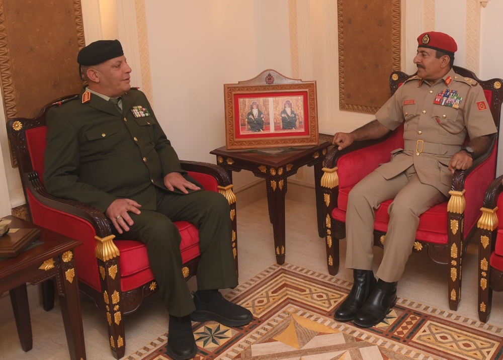 قائد الجيش السلطاني العُماني يستقبل مسؤولا عسكريا فلسطينيا