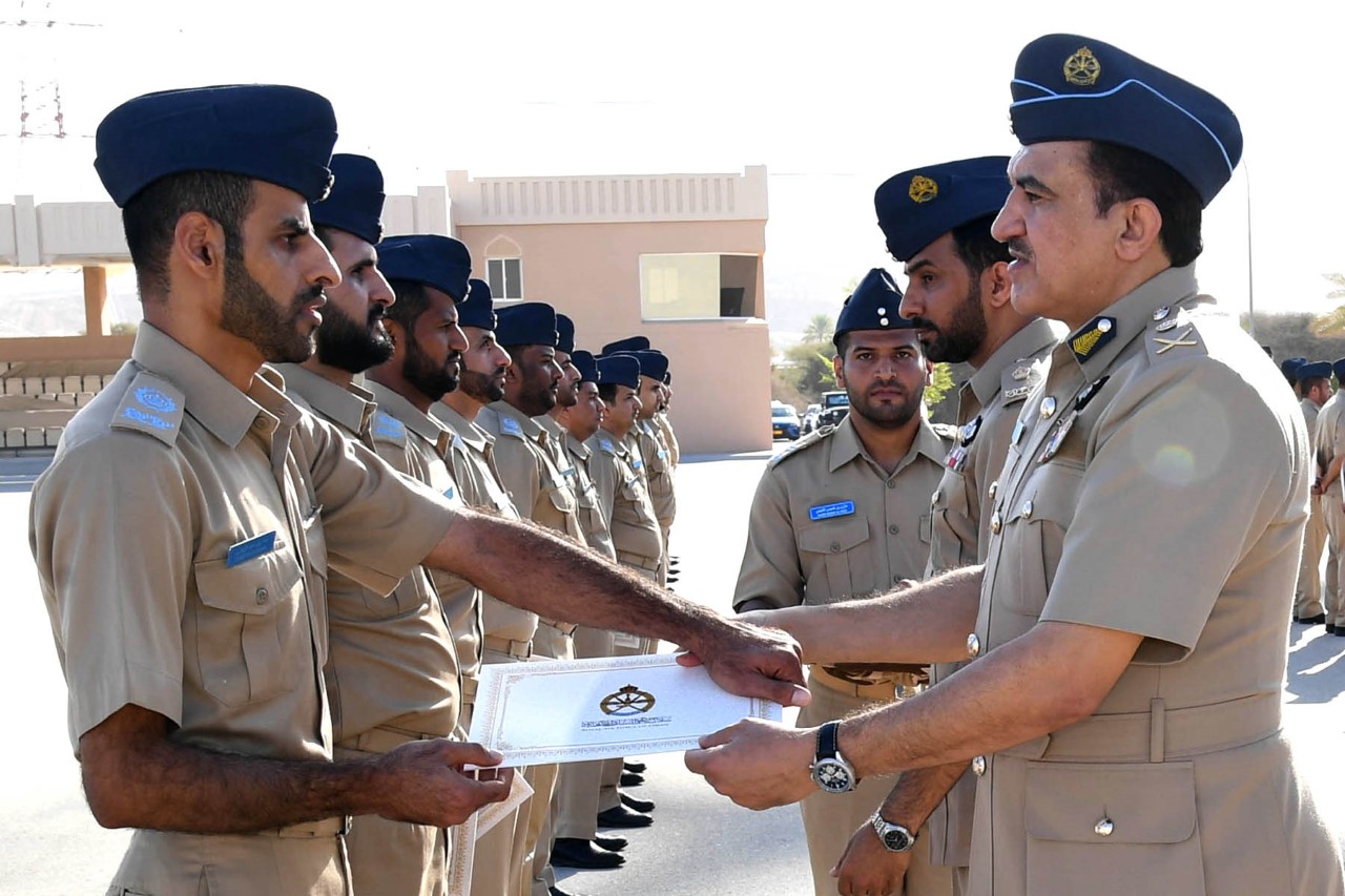 قائد سلاح الجو السلطاني يسلّم شهادات الإجادة
