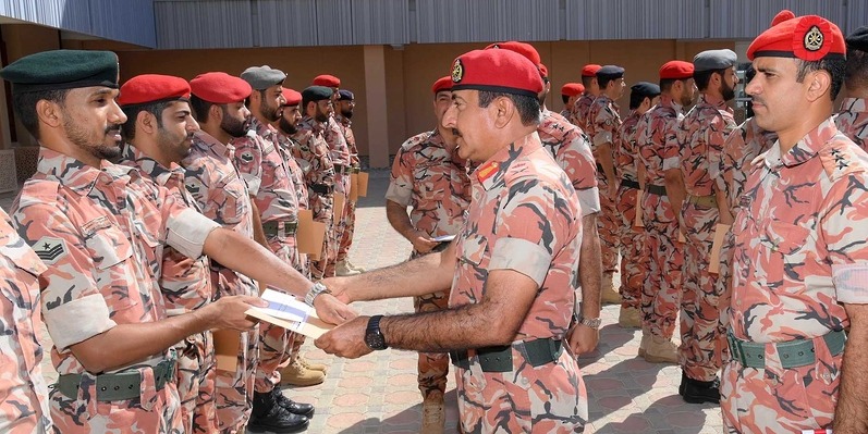 قائد الجيش السلطاني العُماني يسلّم شهادات الإجادة