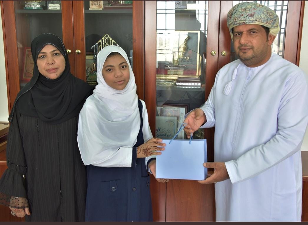 طالبة عمانية في المركز الثاني عالميا بمسابقة لكتابة الرسائل